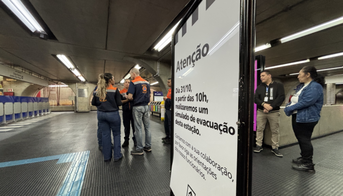 Funcionários do Metrô foram testados para orientar passageiros em momentos de tensão. Foto: Go...