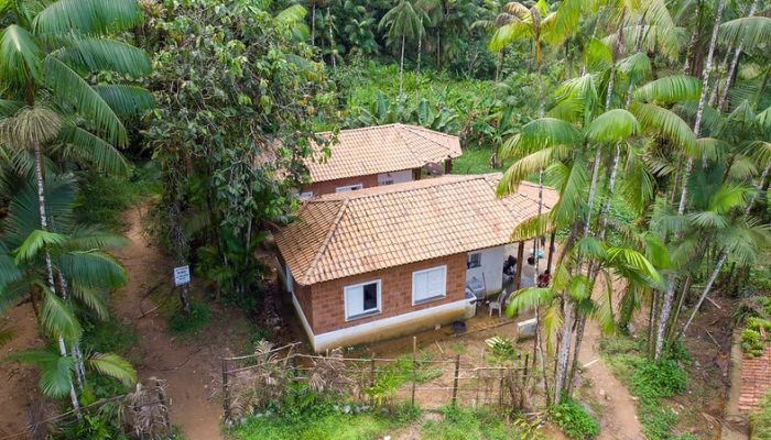 Morador de aldeia indígena em São Paulo: política habitacional do Estado respeita tradições ...