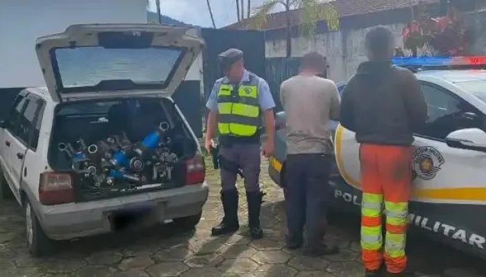 Após tombamento de caminhão, PMRv prende dupla por furto de carga em Juquiá