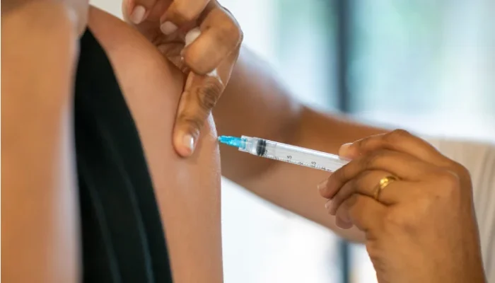 A vacina tríplice viral protege contra sarampo, caxumba e rubéola