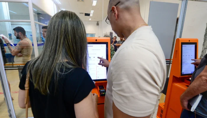 As condições do crédito vão de R$ 200 a R$ 21 mil, com juros a partir de 0,35% ao mês, e os ...