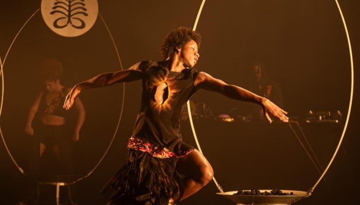 'Carvão', coreografia-manifesto que investiga as narrativas do amor negro como ato político, se...