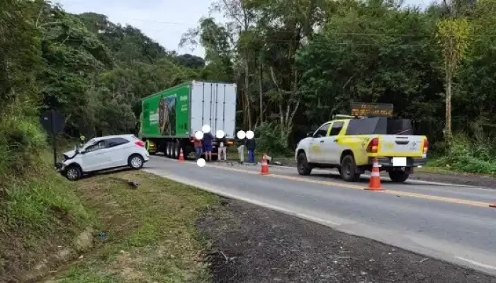 Segundo o Departamento de Estradas de Rodagem (DER), a ocorrência foi registrada por volta das 1...