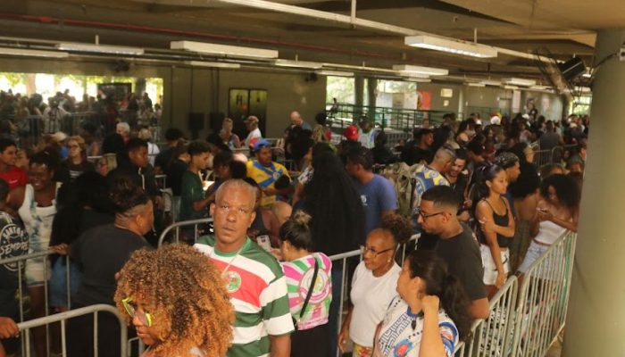 Multidão fez fila na porta do Centro de Cultura Patrícia Galvão. Fotos: Raimundo Rosa