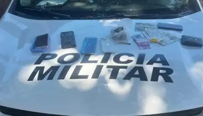 Polícia rodoviária prende três indivíduos por tráfico de drogas e uso de dinheiro falso em J...
