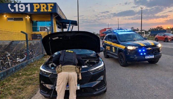 A Polícia Rodoviária Federal (PRF) recuperou uma SUV Honda HR-V com queixa de roubo e prendeu u...