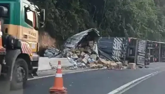 O acidente foi registrado por volta das 5h53, segundo informações da concessionária Autopista ...