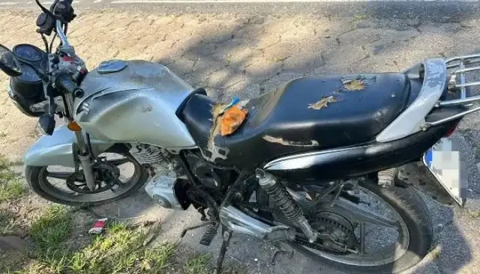 Na tarde desta segunda-feira (22), a Polícia Militar Rodoviária (PMRv) prendeu um homem por adu...