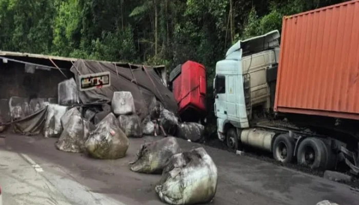 O sinistro ocorreu por volta das 5h15, na altura do km 347, sentido São Paulo, em um trecho de d...