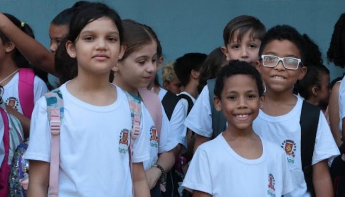 Alunos retornam já com seus uniformes entregues. Fotos: Isabela Carrari/arquivo e divulgação
