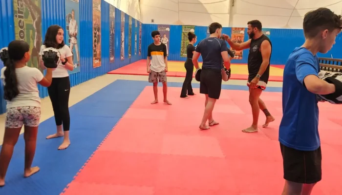As atividades oferecidas são muay thai, jiu jitsu, judô, capoeira, kickboxing e boxe, com aulas...