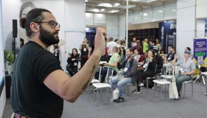 O atendimento em Libras poderá ser utilizado pelo eleitor até o momento do contato com os mesá...